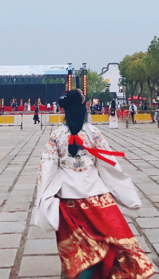 大赚3亿马面裙爆火成龙年战袍山东曹县的汉服产业有多牛