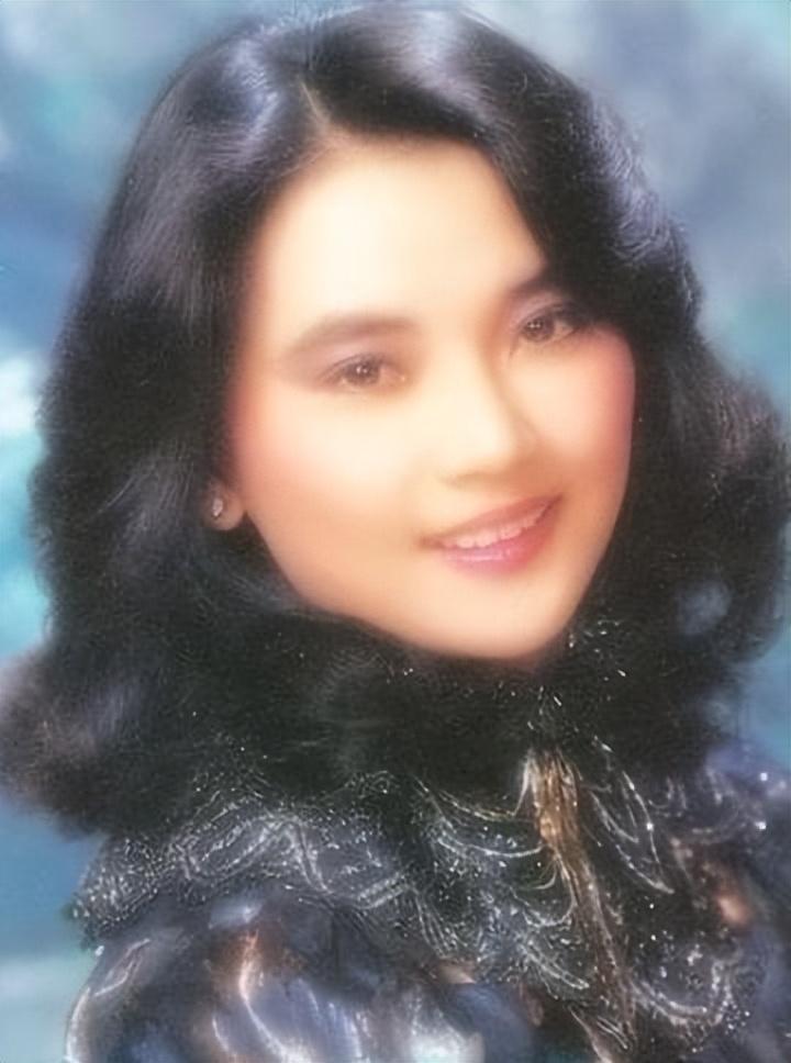 胡慧中算不算顶级大美女看她和刘晓庆等人的照片就有答案了