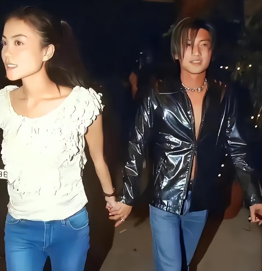 王菲比张伯芝大11岁一个小细节暴露她是谢霆锋的挚爱