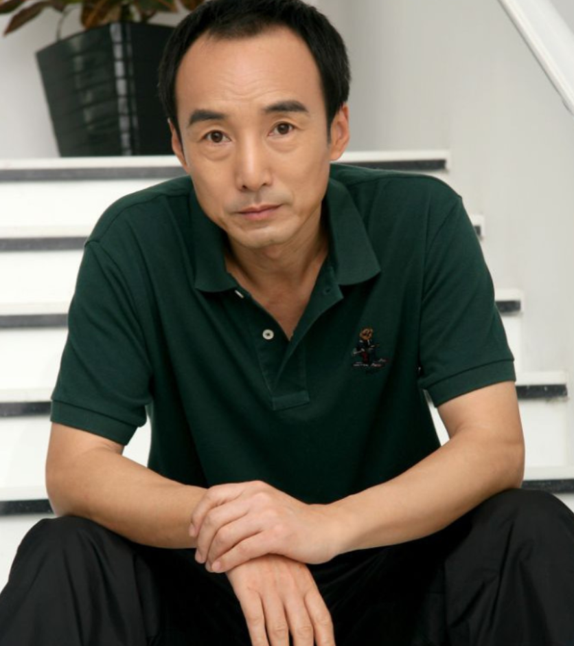 回顾施京明娶平凡妻生一子为孙女苦学英语如今67岁过得如何