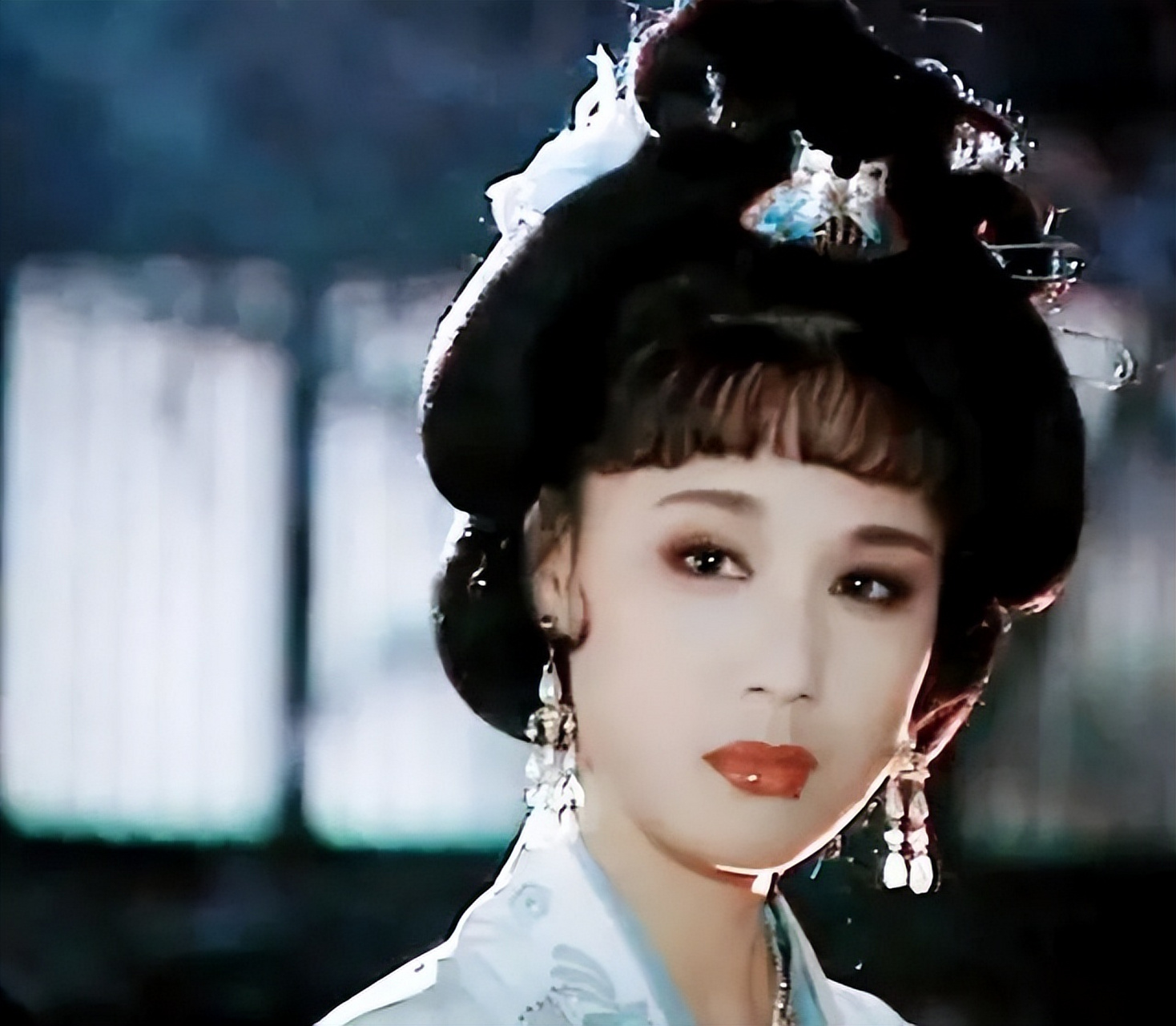 李建群是上世纪七八十年代的古典美人,以独特气质和演技著称,尤其在