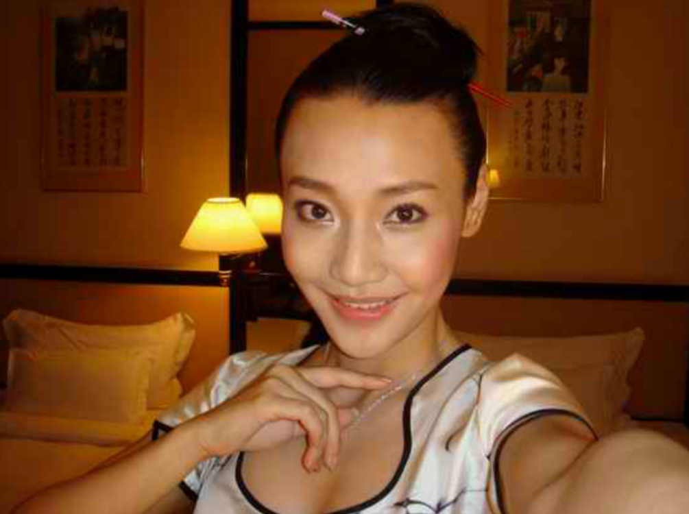 也可能是因为结膜炎导致视力下降,潘星谊在走动的时候,脚