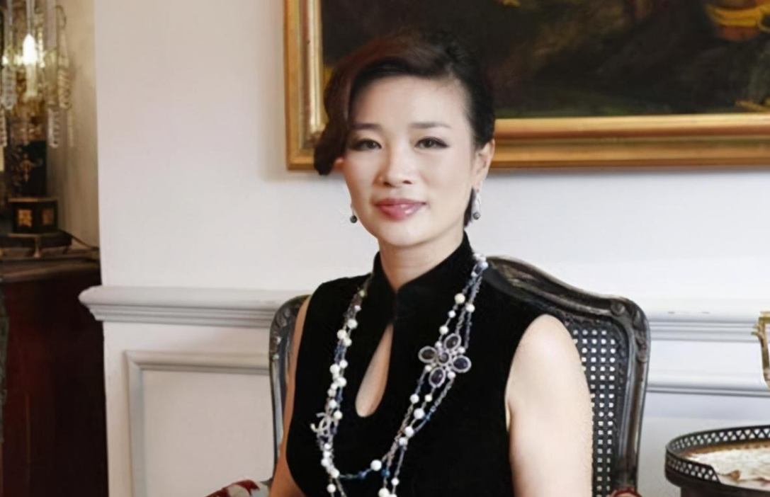张洁不甘心被抛弃,声泪俱下的控诉周立波的罪行,但是在金钱的威力下