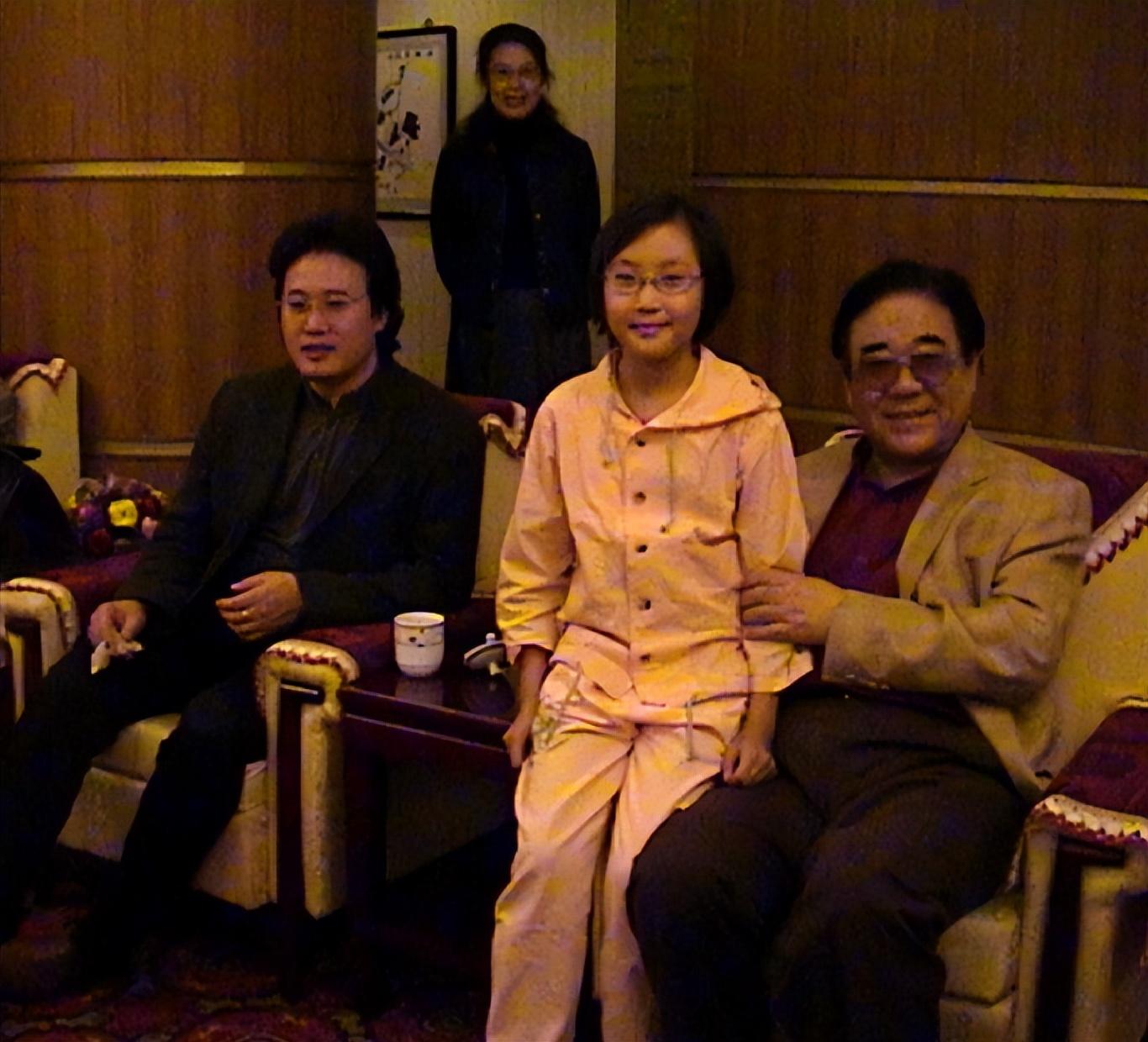 回顾戴玉强30岁娶初恋妻子结婚至今恩爱如初今女儿成他骄傲