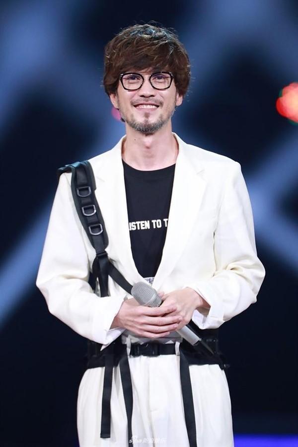 回顾周传雄从情歌教父到无人问津谁说他是被时代所抛弃