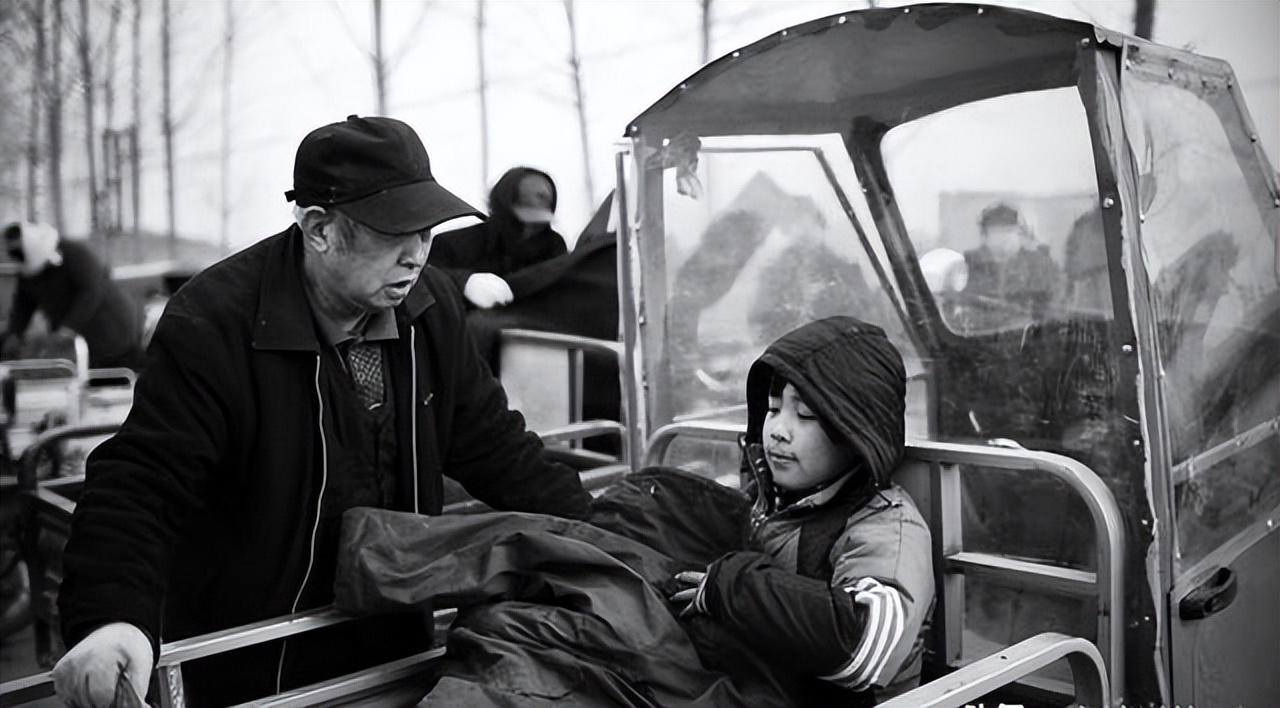 回顾天下第一懒人杨锁8岁还被母亲背着出门23岁饿死在家中