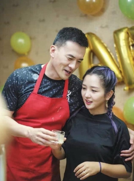 十多年后再看何洁释小龙,一个身价过亿,一个证实郭德纲没说错