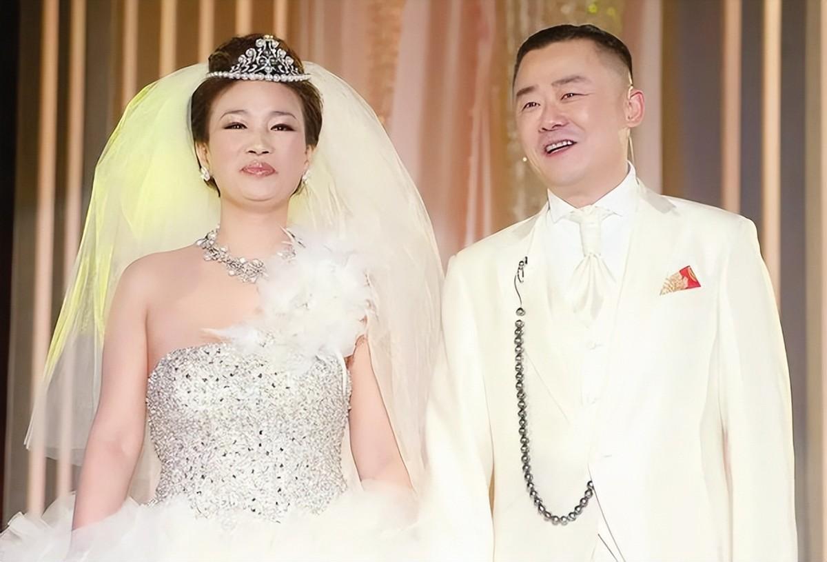 回顾主持人周立波三婚二离娶了胡洁后如今的报应全都来了