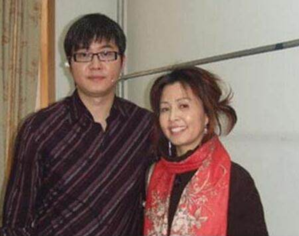 回顾赵川3段婚姻一婚记者二婚画家三婚小16岁的空姐