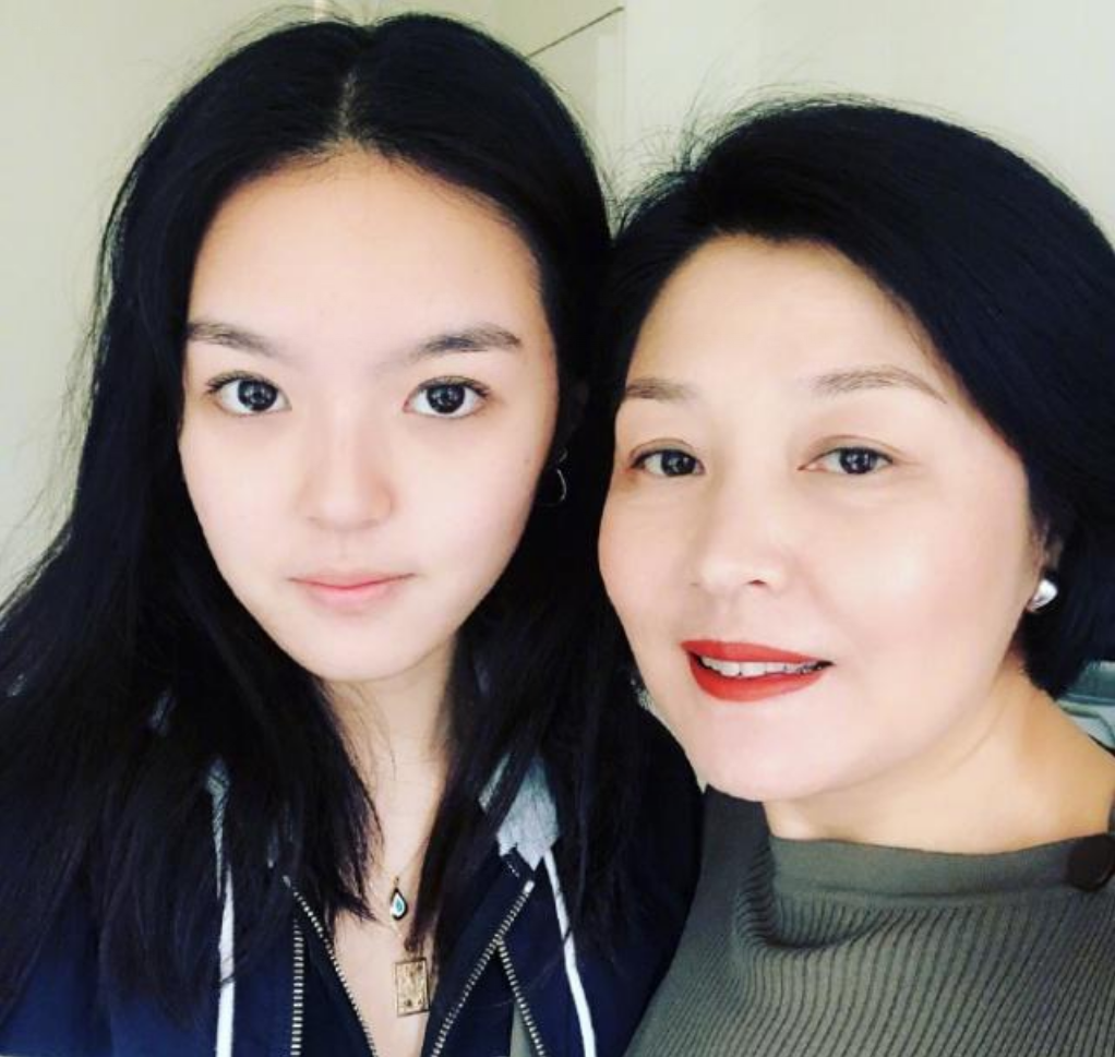 回顾李咏的妻子哈文丈夫病逝后坚持不改嫁还定期给公婆生活费