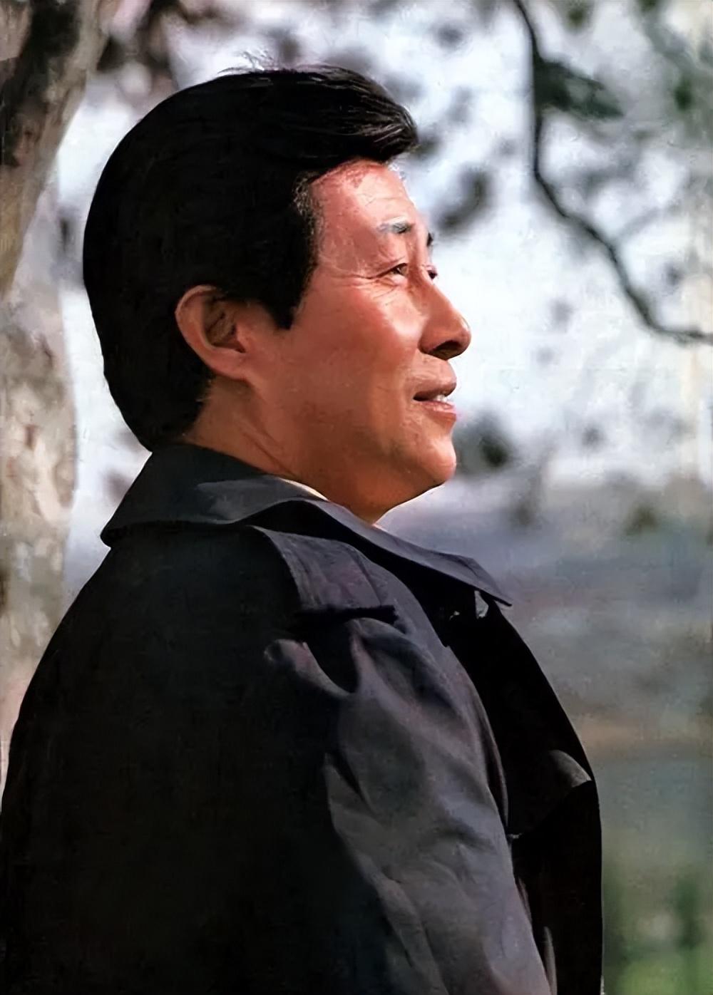 回顾王心刚照顾患病妻子62年孩子们成富翁他却想做普通老头