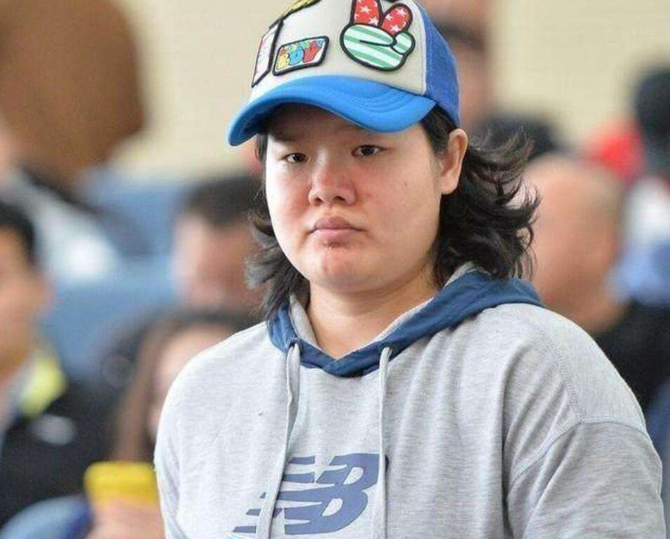 回顾体操女皇程菲退役后成副教授体重发胖180斤35岁还单身