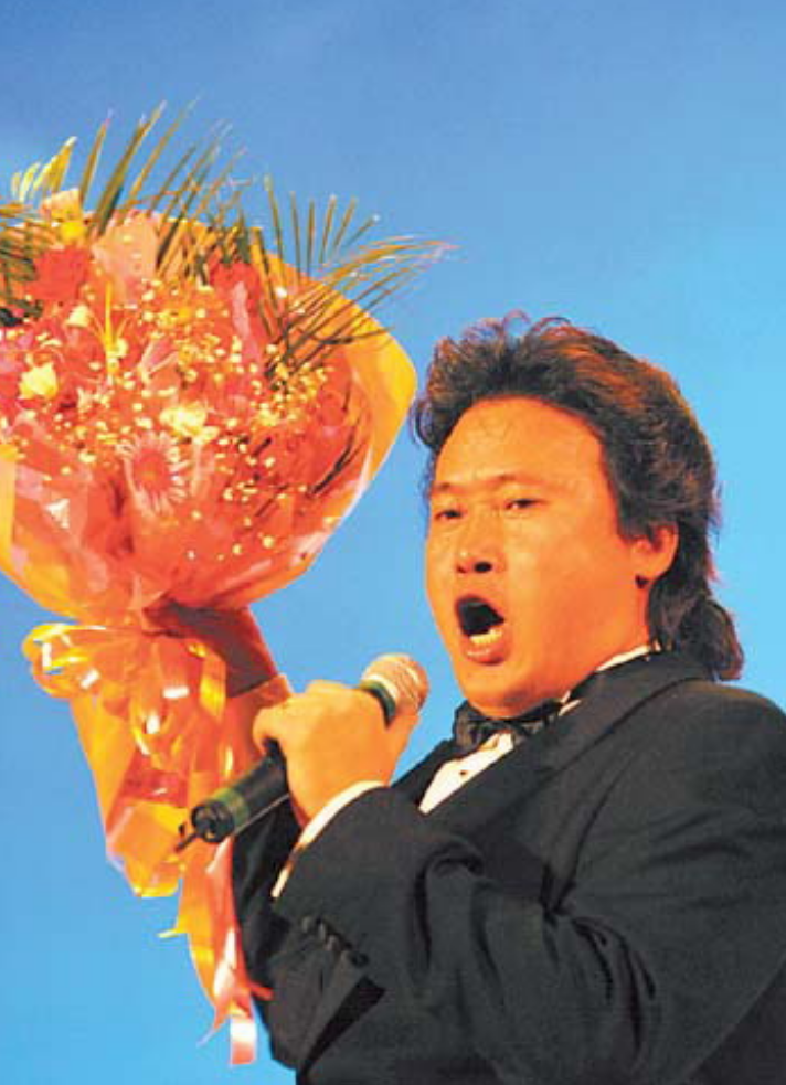 同年9月,在他的邀请下,世界著名男高音歌唱家帕瓦罗蒂专程飞到米兰,和