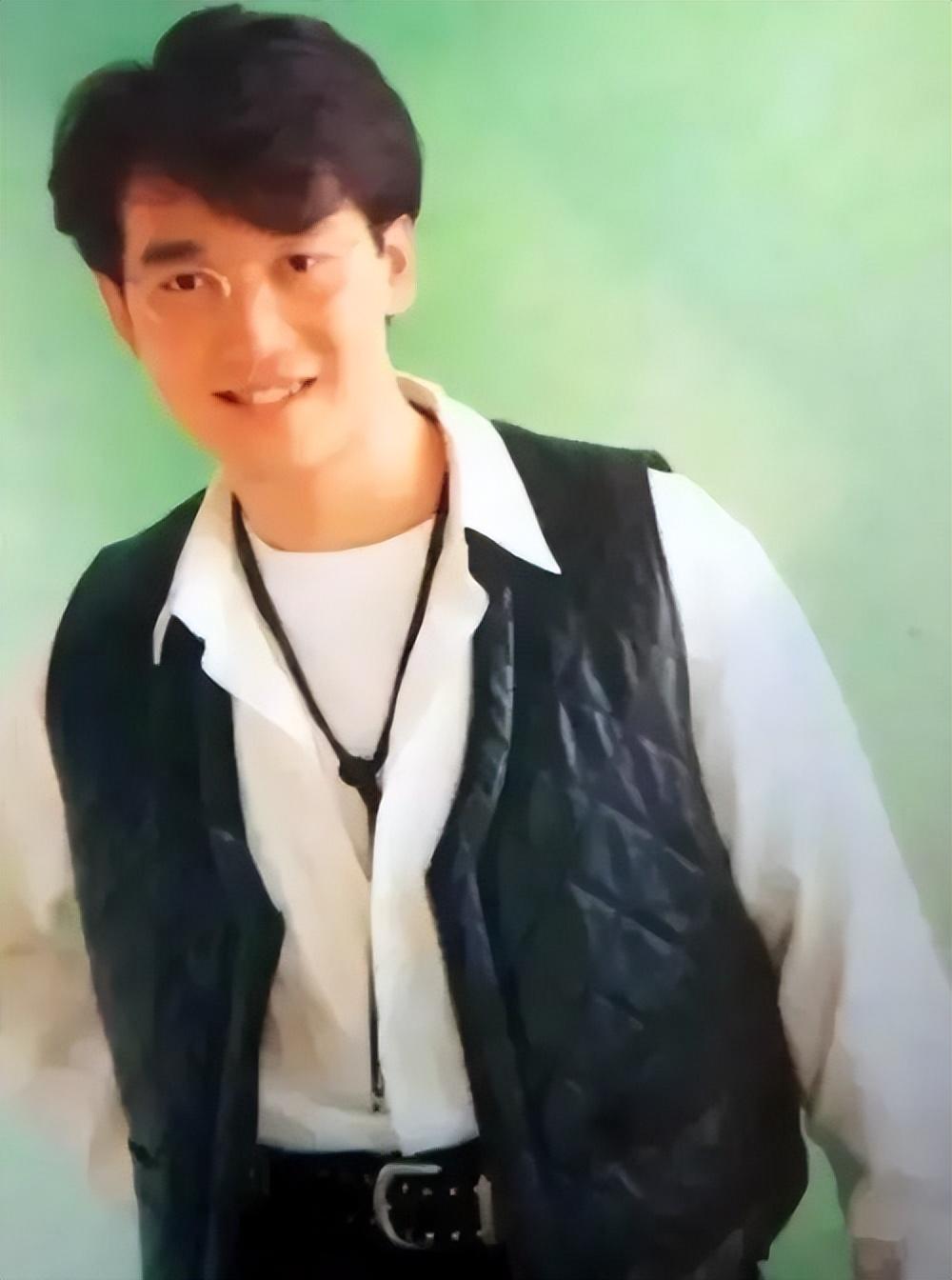 周传雄在离开小虎队后,加入emi唱片.