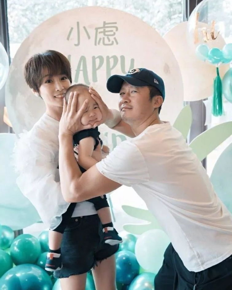 用四年时间为吴京生下两个儿子的谢楠,在得到丈夫宠爱的同时,也因此