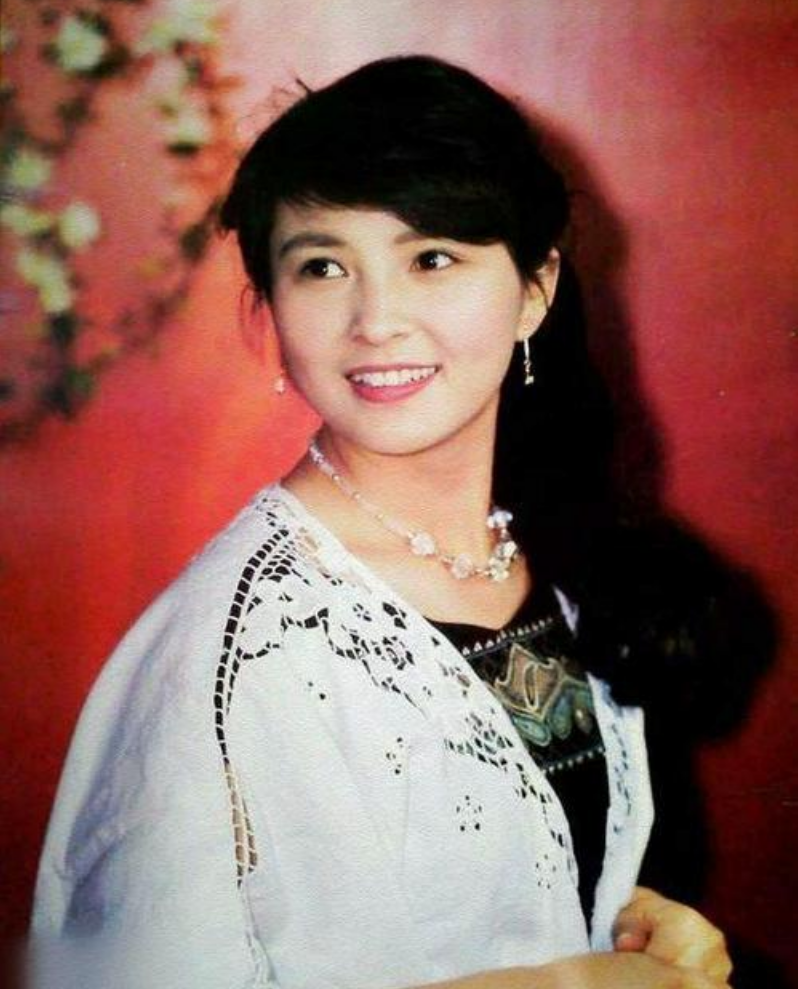 回顾李羚嫁大13岁初恋男友婚后住10平米废弃车库现状如何