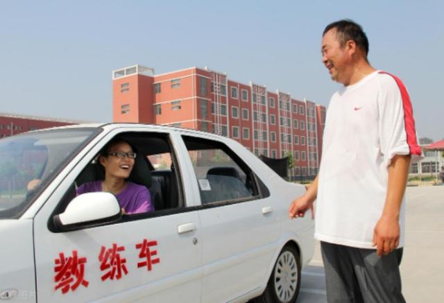 为啥考c1驾照的人越来越少?驾校教练说出真相,谁考谁是冤大头?