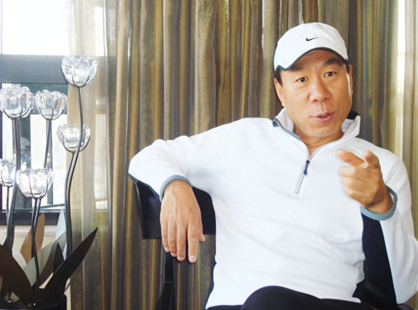 回顾名导张艺谋原本打算与巩俐结婚后来却被一个男人搅散了