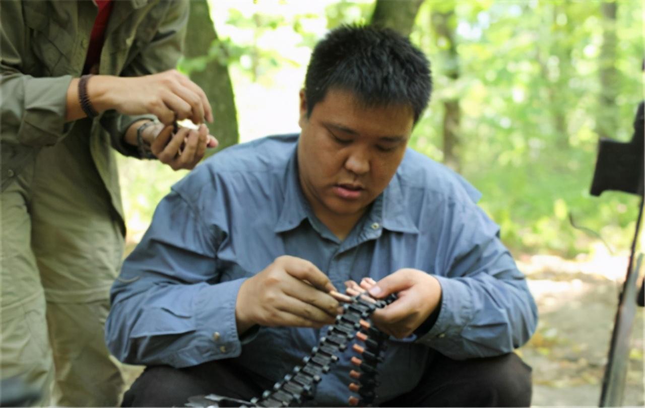 1977年,张昕宇出生,两年之后,梁红出生,差着两岁的两人在上小学之前并