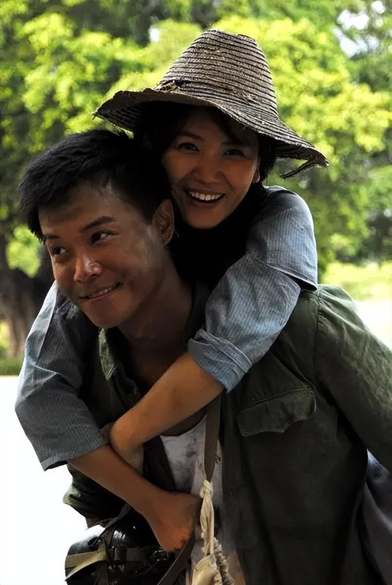 回顾曹曦文离婚后独自带女儿为孩子牺牲事业不后悔