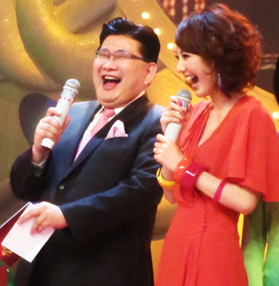 回顾央视主播王冠与曹可凡传绯闻被父母催婚13年如今仍未婚