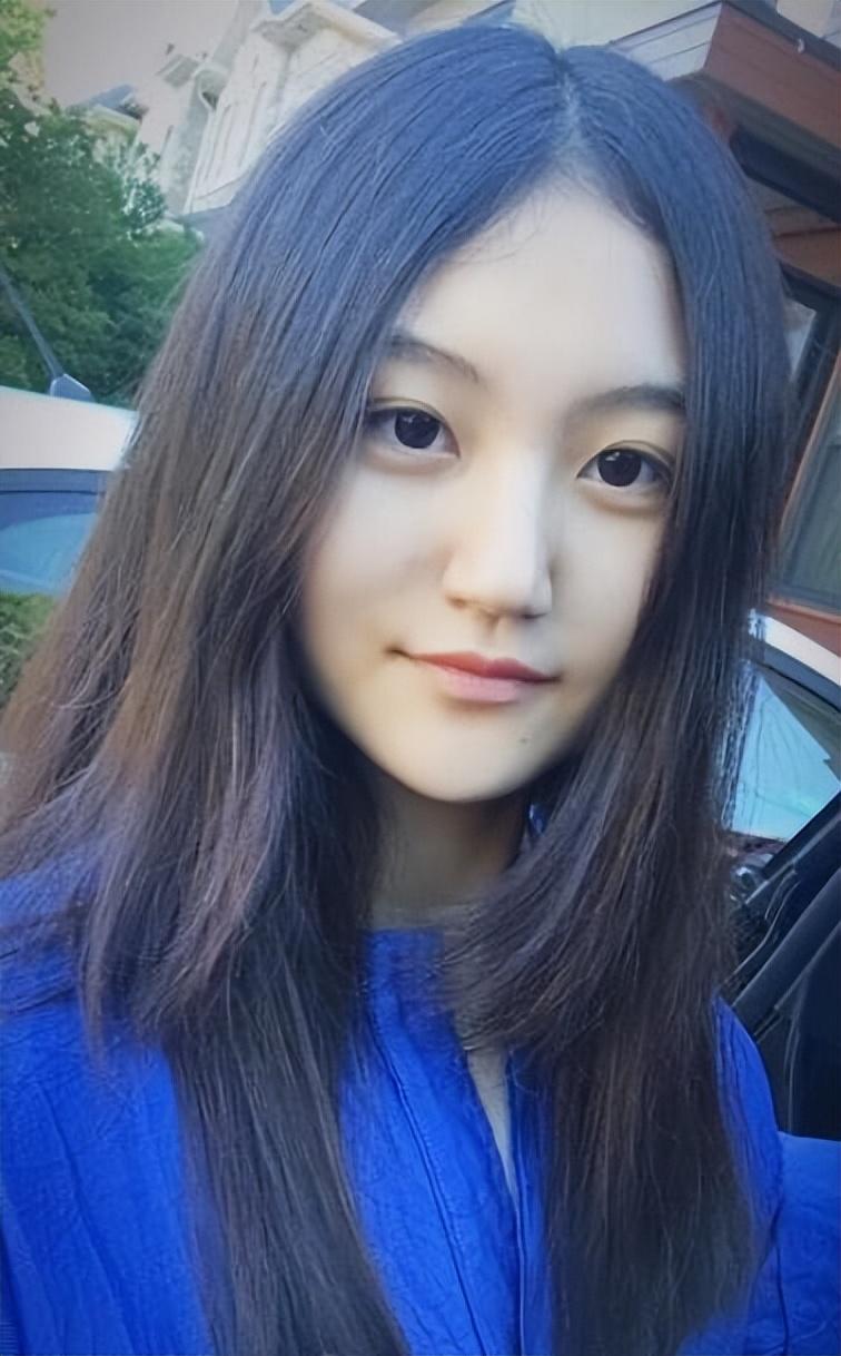 回顾她6岁被成龙抱着上春晚却因长相被骂退圈出国如今她怎样了