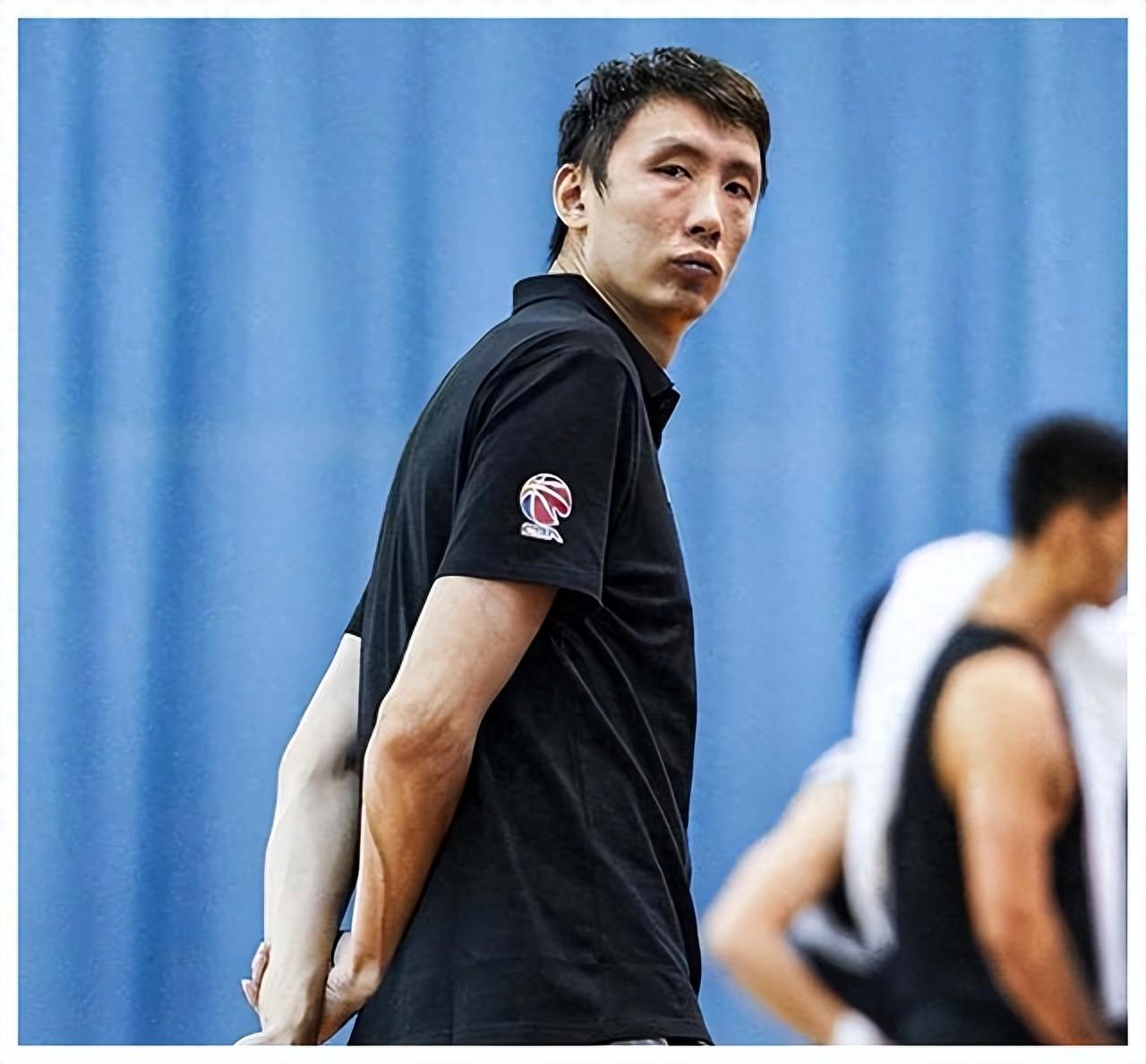 身为江苏队主帅的易立被推上风口浪尖,而他鬓角的