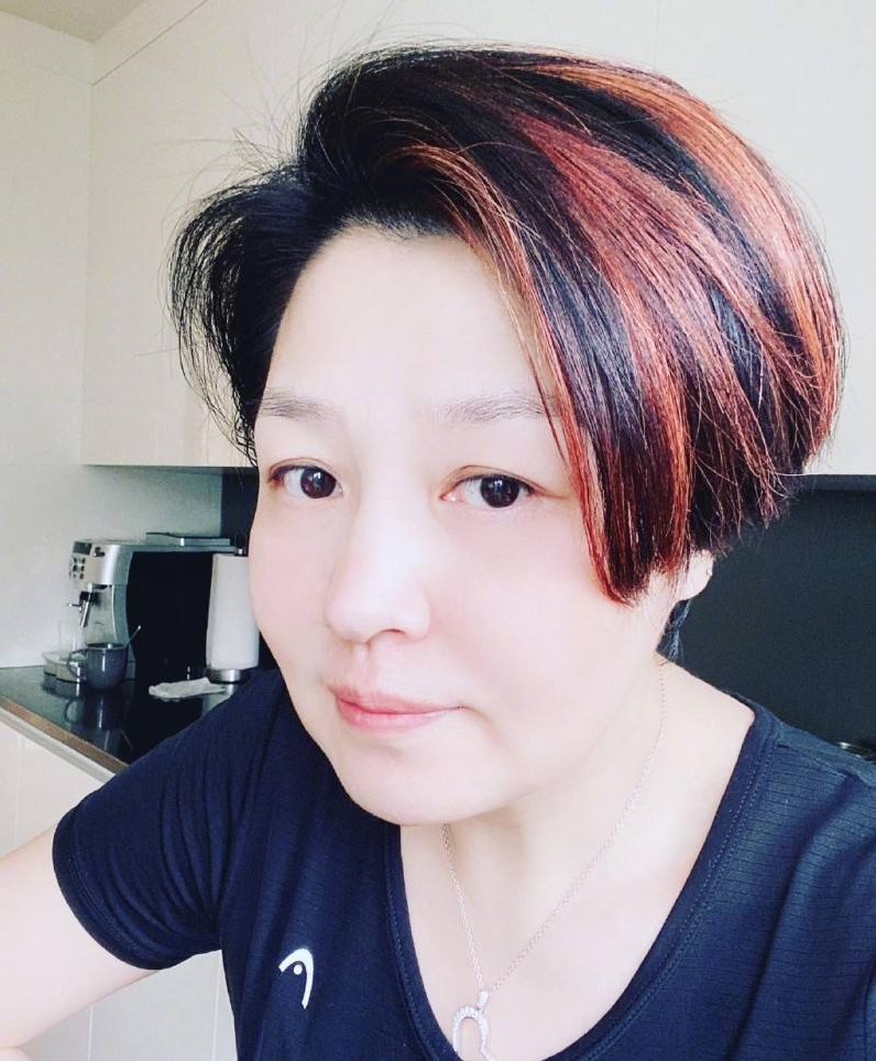 回顾李咏的妻子哈文丈夫病逝后坚持不改嫁还定期给公婆生活费