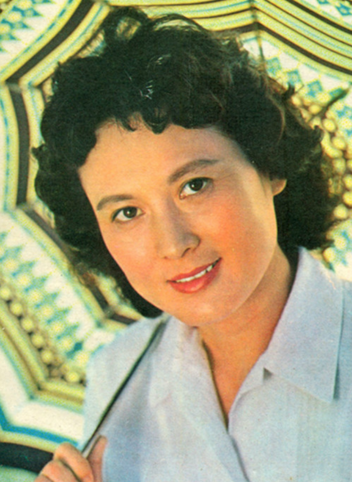 回顾演员向梅和丈夫牵手64年71岁患脑梗如今85岁怎样了