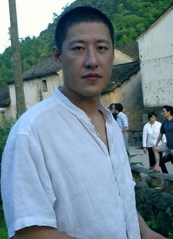 回顾于震二婚娶小13岁娇妻婚后连生三胎今一家五口其乐融融