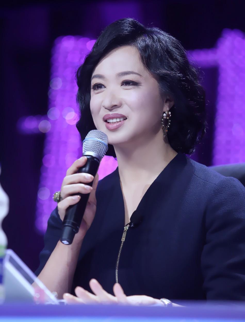 回顾主持人李静从知名主持人到被观众抛弃她终将为自傲付出代价