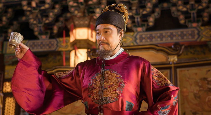 继位后,朱见深在重臣李贤的建议下,不顾私情立即将王纶逮捕,发配到