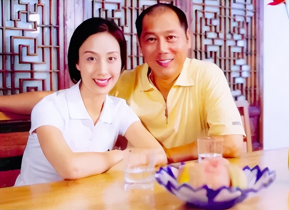 回顾李诚儒前妻史依弘嫁大18岁前夫离婚15年两人处成了兄妹