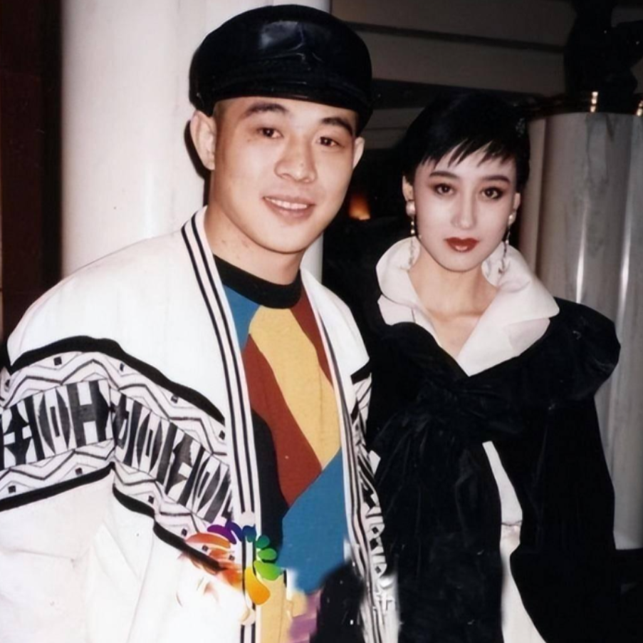 当时香港电影发展进入全盛时期,李连杰回国很快就接到罗大卫的邀请.