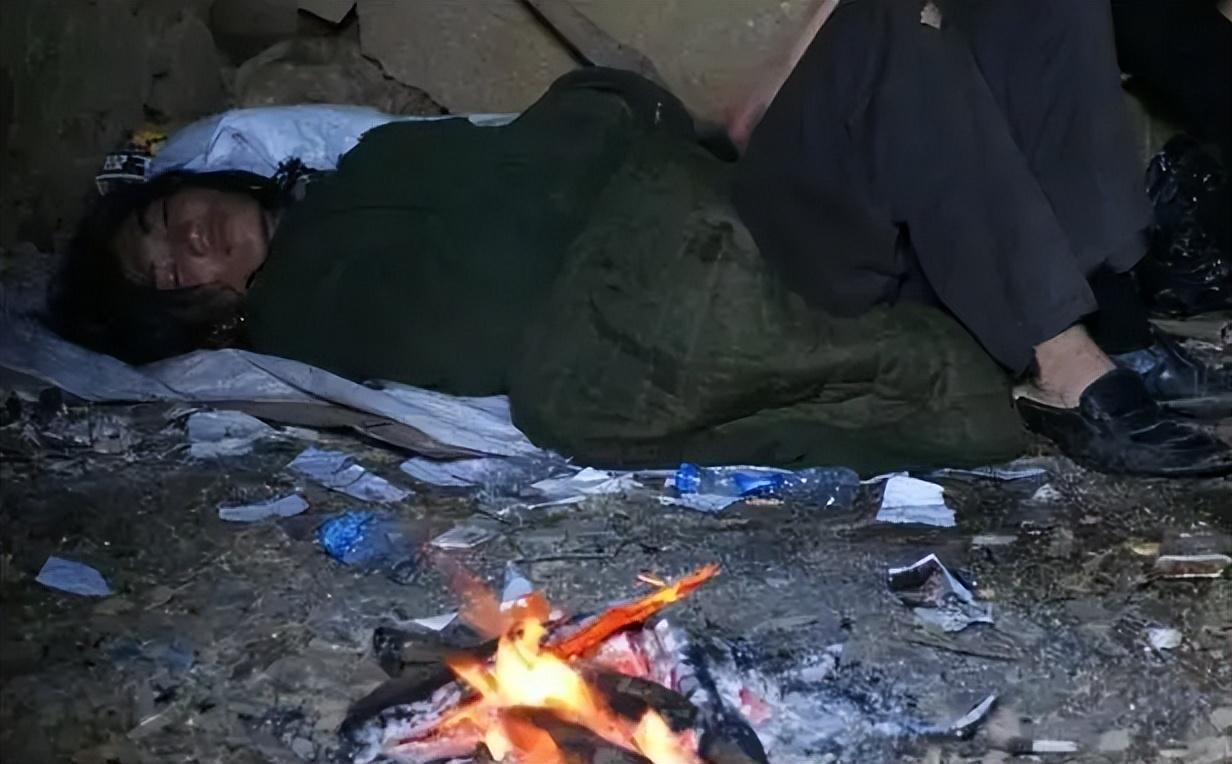 回顾天下第一懒人杨锁8岁还被母亲背着出门23岁饿死在家中