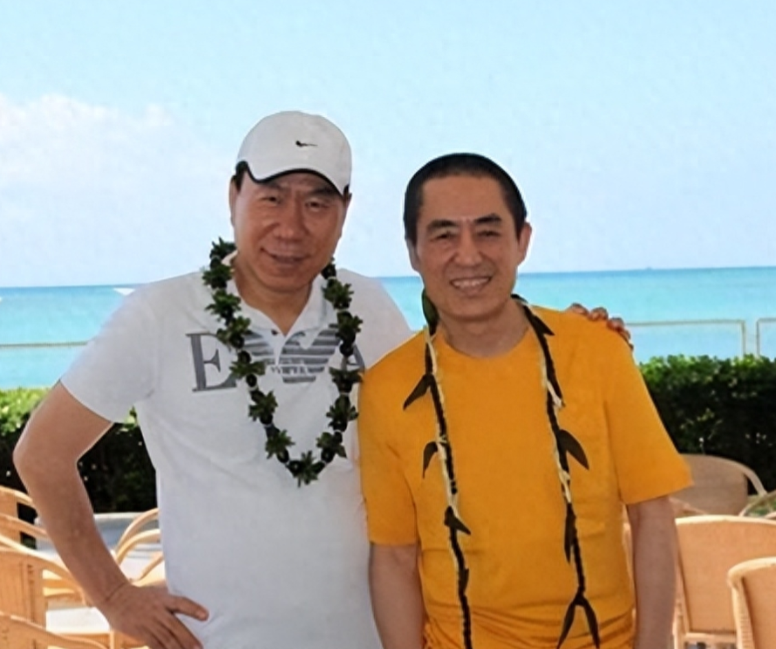 回顾名导张艺谋原本打算与巩俐结婚后来却被一个男人搅散了