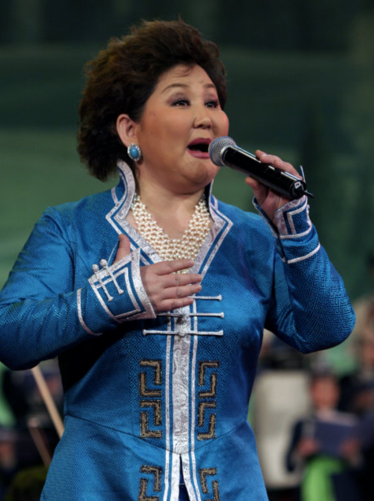 回顾乌日娜吉祥三宝中的妈妈丈夫病逝4年她过得怎么样