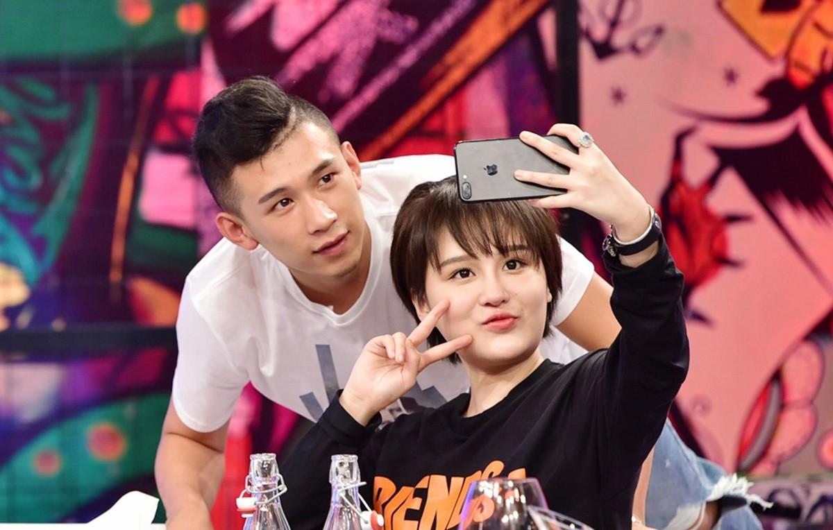 天佑和球球都是网红,两人关系很好,一直走的很近,两人不仅频频在直播