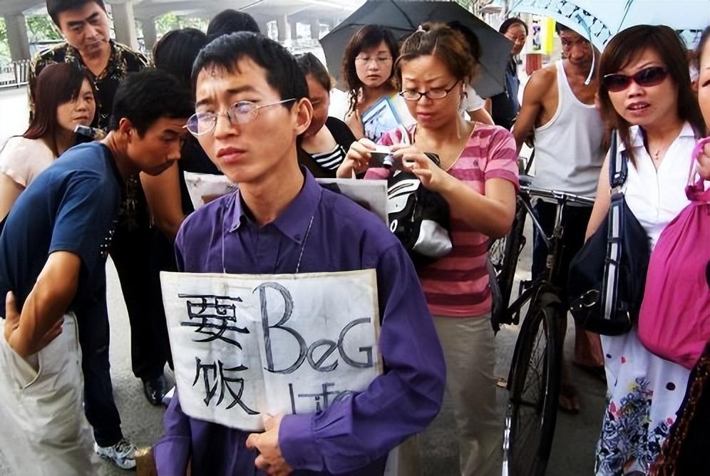 回顾小伙患病上街乞讨90后女孩倒追他生下两孩成最牛乞丐