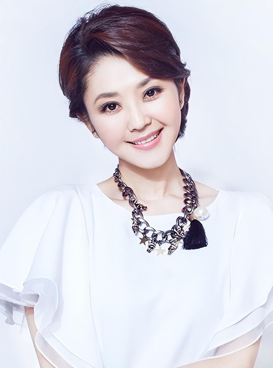 回顾方琼嫁大8岁老公淡出人们视野却开直播如今她幸福吗