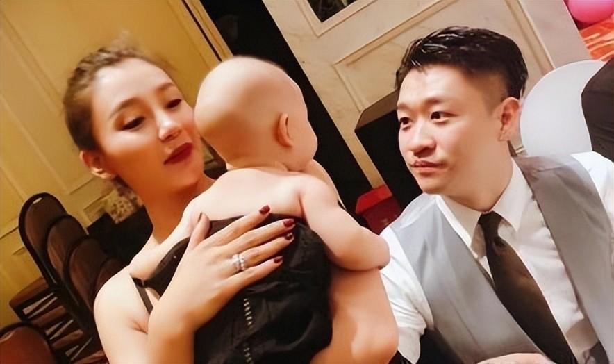 回顾演员唐菀与曹云金离婚三年开启新生活独立带娃成辣妈