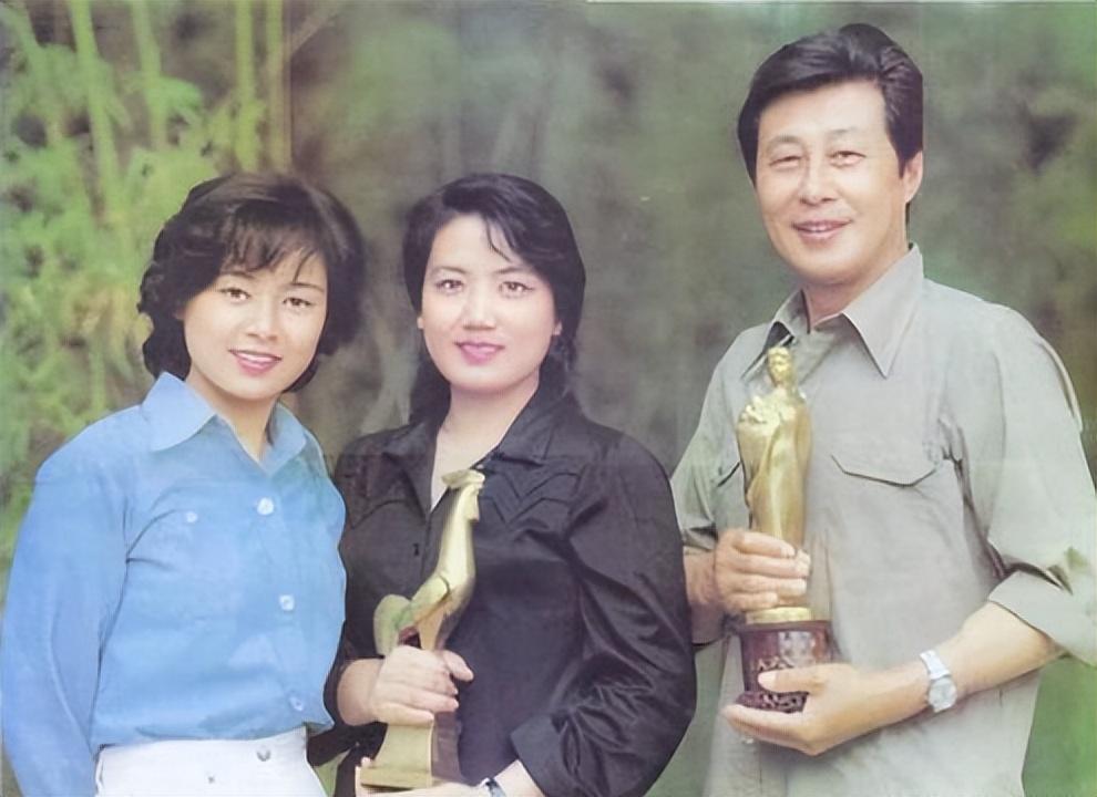 回顾王心刚照顾患病妻子62年孩子们成富翁他却想做普通老头