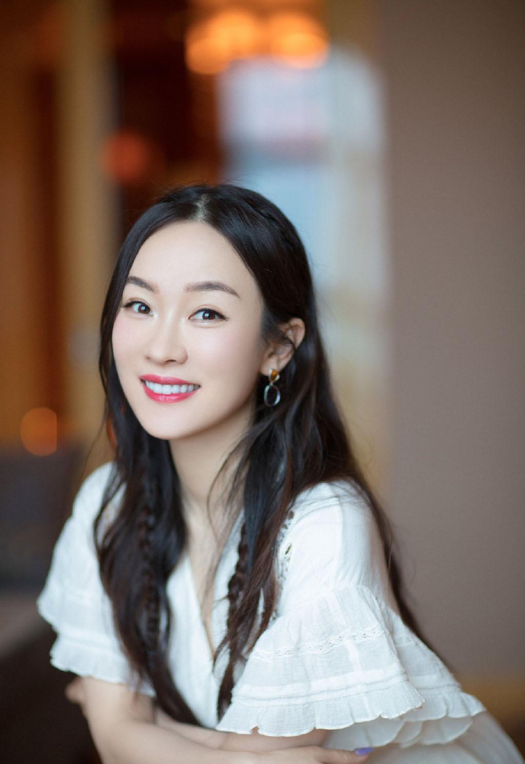别看,今天霍思燕无论走到哪里,虽然比小男友杜江小5岁,都依附在杜江