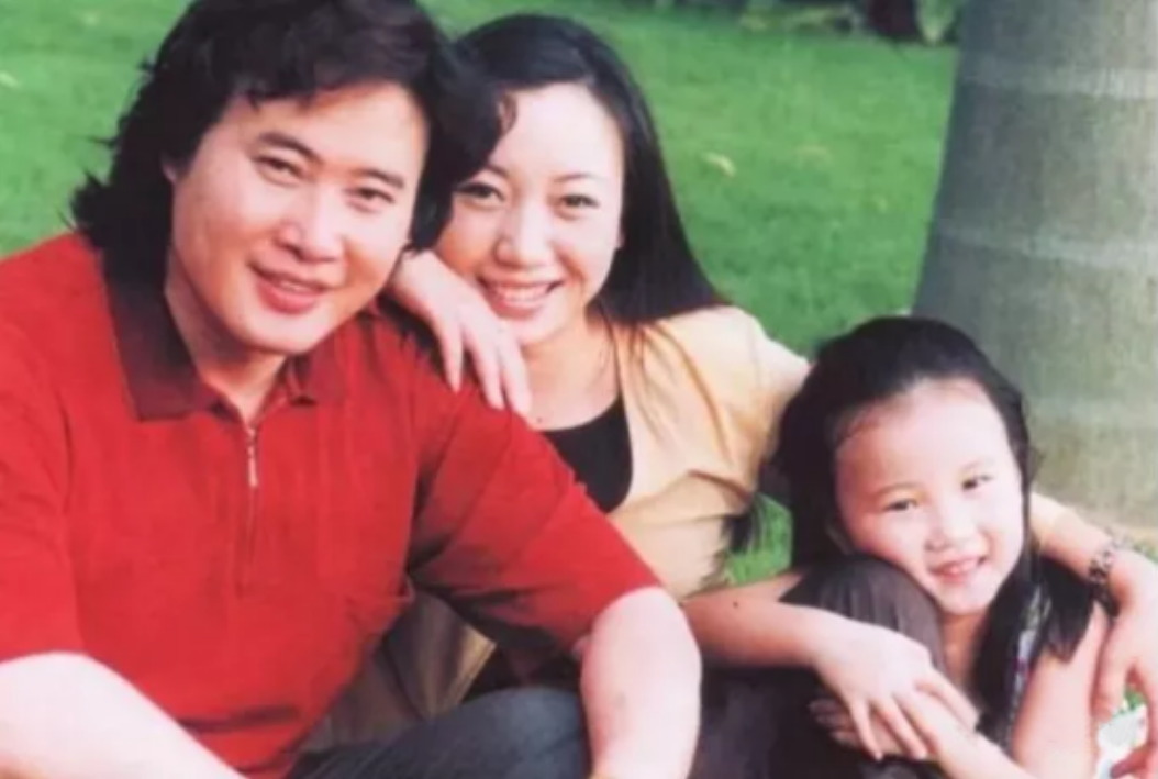 回顾戴玉强30岁娶初恋妻子结婚至今恩爱如初今女儿成他骄傲