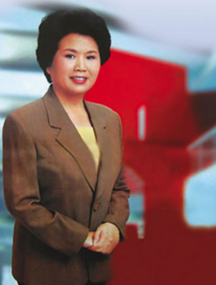 直到一年后,央视正在招新,录音科的同事李茂富给他带来了一个其貌不扬