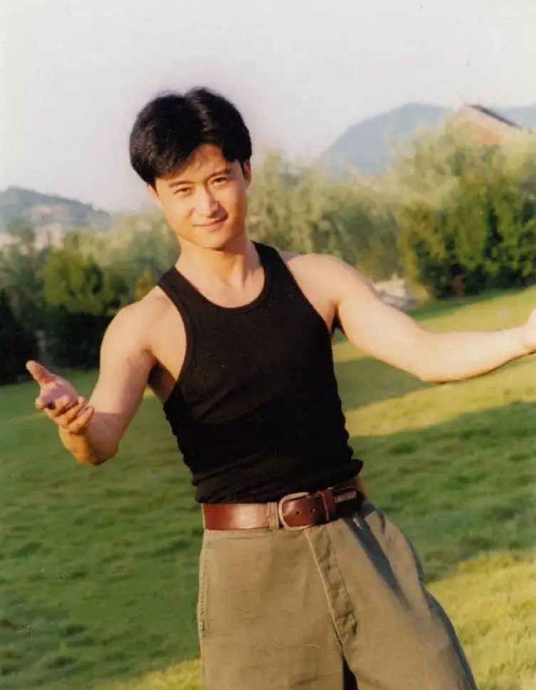 回顾吴京妻子谢楠嫁偶像挺着孕肚办婚礼生两子成人生赢家