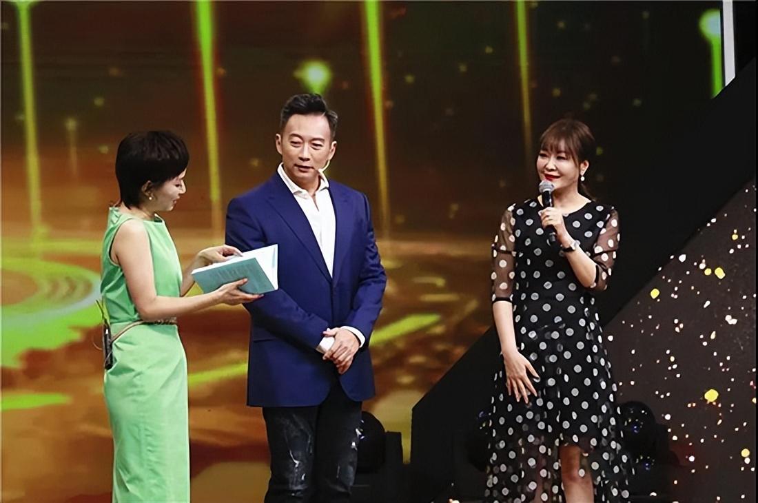 回顾王小骞嫁谭江海丁克15年愁坏婆婆41岁意外得子全家乐开怀