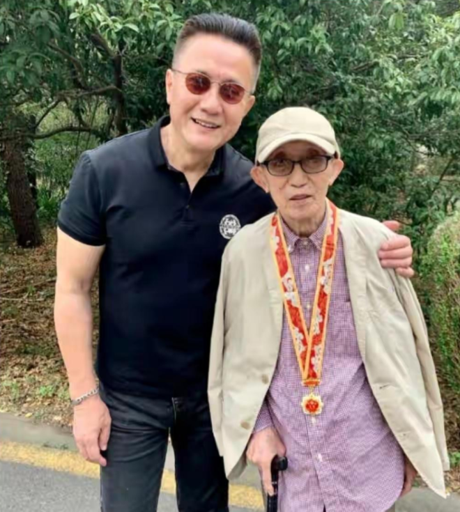 回顾老戏骨张志坚从业38年61岁才爆红30多年妻子对他不离不弃