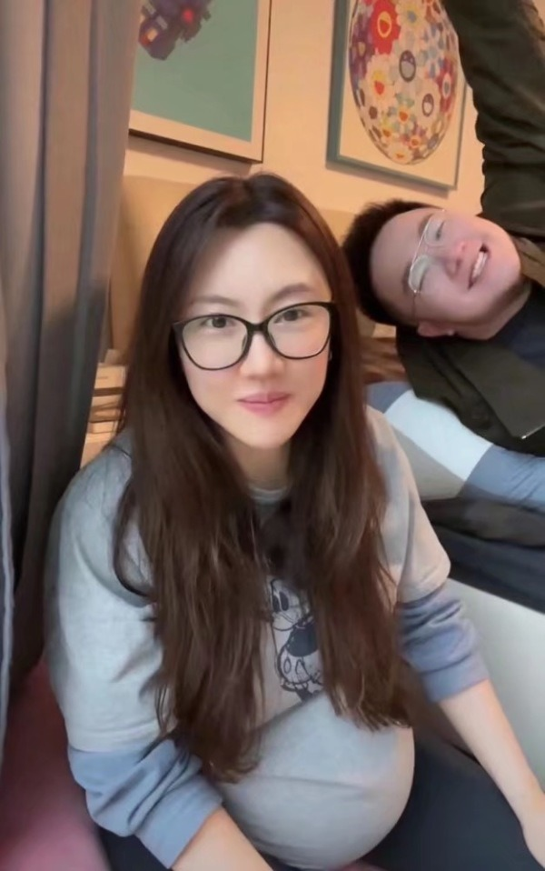 回顾宋丹丹儿媳王博谷嫁小7岁巴图生两子和婆婆情如姐妹
