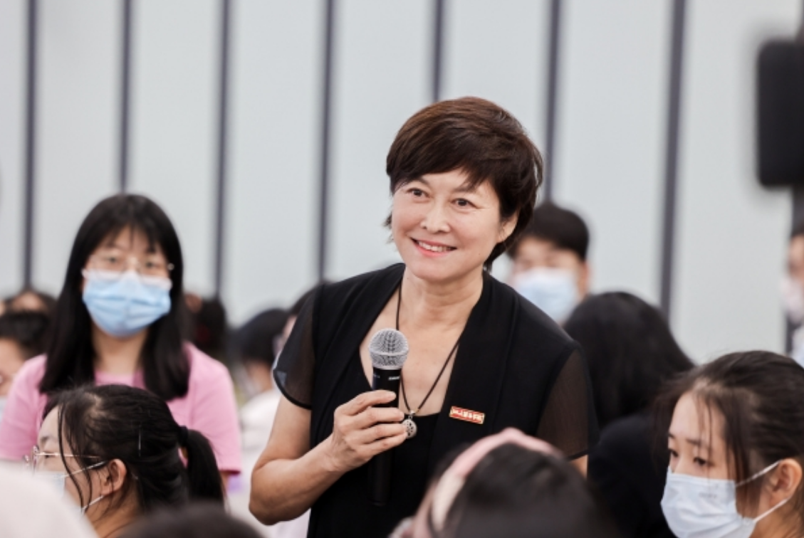 回顾主持人敬一丹33岁进央视60岁退休如今成了大学副院长